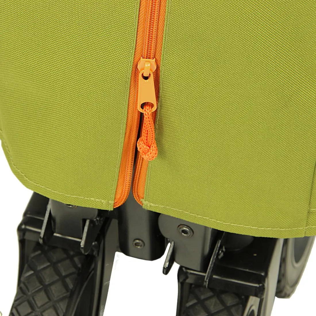 Ein grüner Buggy mit orangefarbener Reißverschlusstasche und schwarzen Rädern, die only teilweise sichtbar sind.