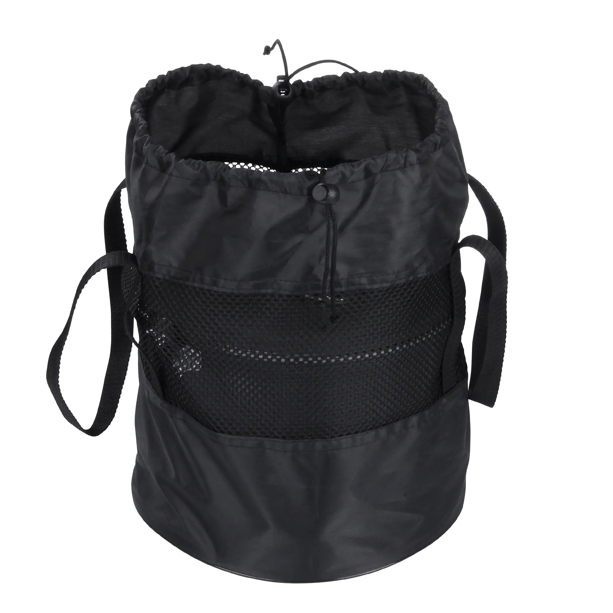 Der schwarze Rucksack aus Nylon mit verstellbaren Schultergurten und einer oberen Zugkordelöffnung. Er verfügt über eine große Mesh-Außentasche und ist vor weißem Hintergrund fotografiert.