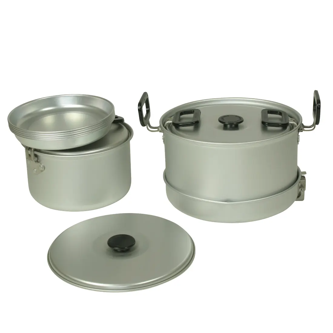 Ein Set aus drei runden, silberfarbenen Campingkochutensilien aus Aluminium, bestehend aus einem Kochtopf mit Deckel, einem größeren Edelstahltopf mit Deckel und einem kleineren Edelstahlteller.