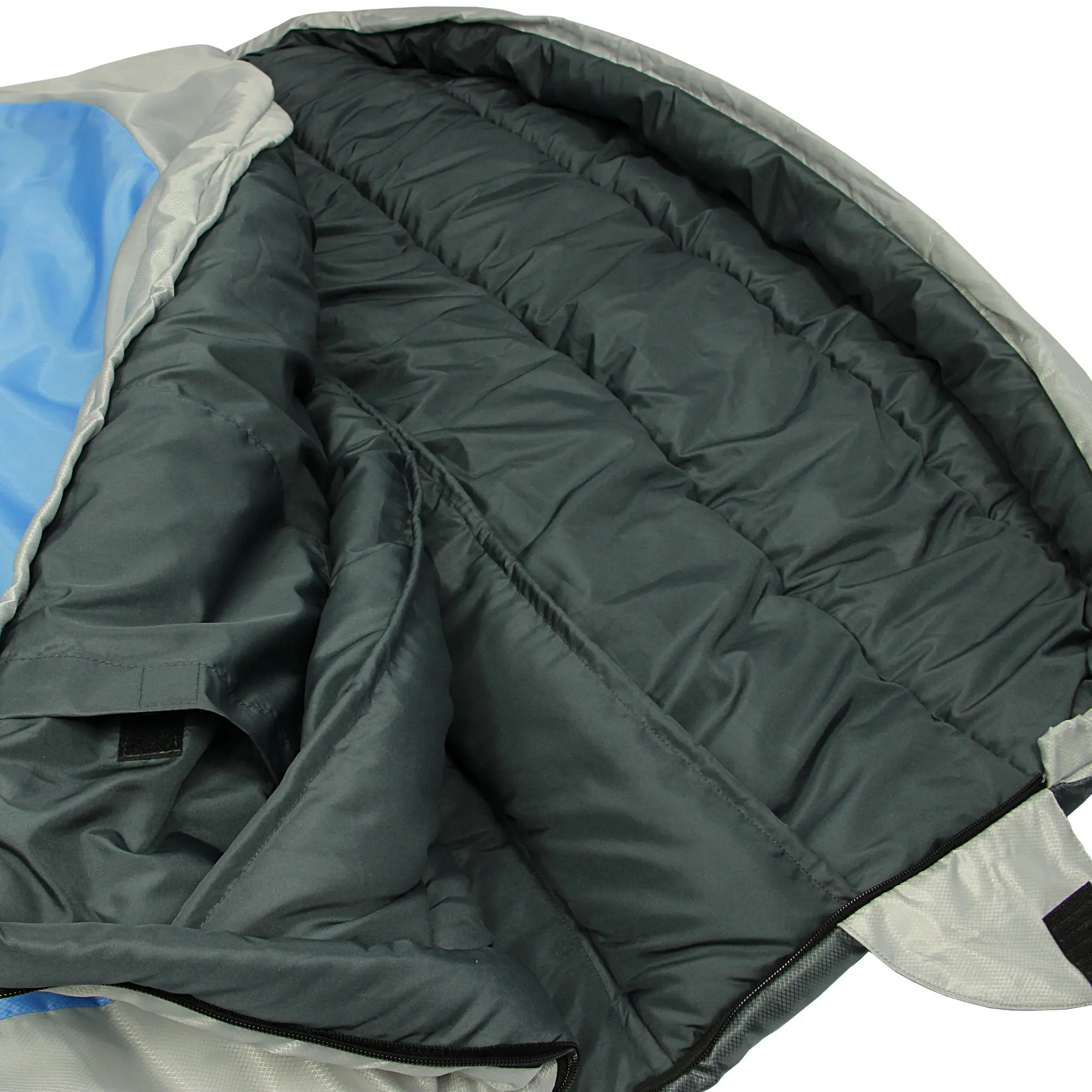 Der Innenraum eines geöffneten Schlafsacks ist zu sehen, der aus dunkelgrauem, gestepptem Material besteht und an den Rändern hellgrau sowie blau eingefasst ist.