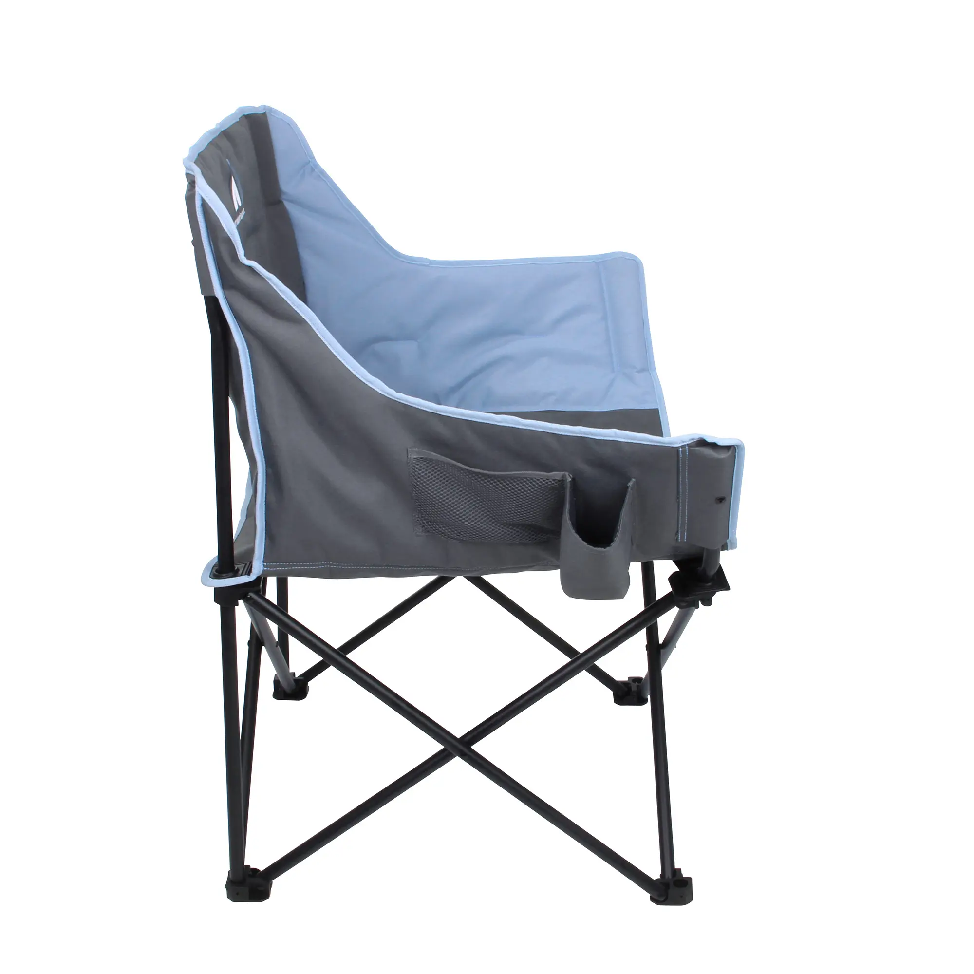 Ein zusammenklappbarer Camping- oder Sitzstuhl aus Stoff in Grau und Hellblau mit Metallgestell, seitlicher Netztasche und Getränkehalter an der rechten Armlehne.