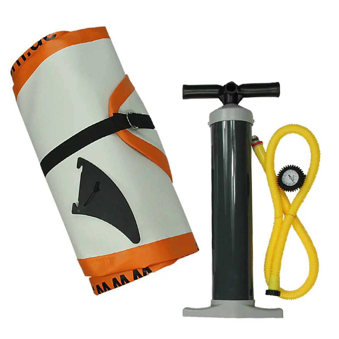 Ein zusammengefaltetes aufblasbares Paddelboard mit orange-weißer Farbgebung, schwarzer Finne und Befestigungsgurt liegt neben einer Luftpumpe mit gelbem Schlauch und Manometer.