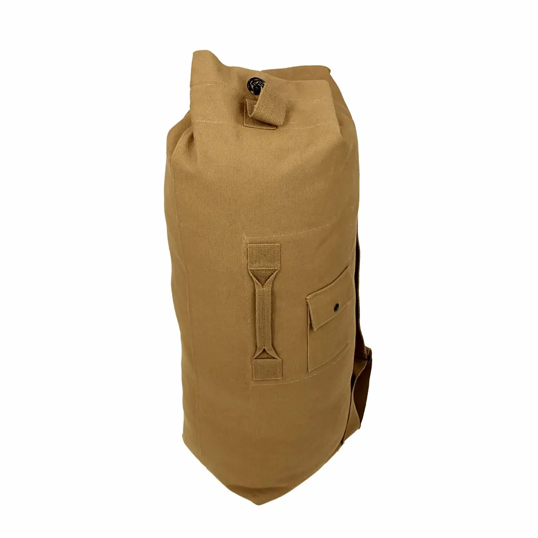 10T STC Duffle Bag 60L XL Seesack 90x26x26cm Rucksack Sporttasche Canvas Reisetasche 100% Baumwolle Ein brauner Rucksack aus Stoff mit einem Klappverschluss oben und einem Fronttaschenverschluss, der auf einer weißen HintergrundABD steht.