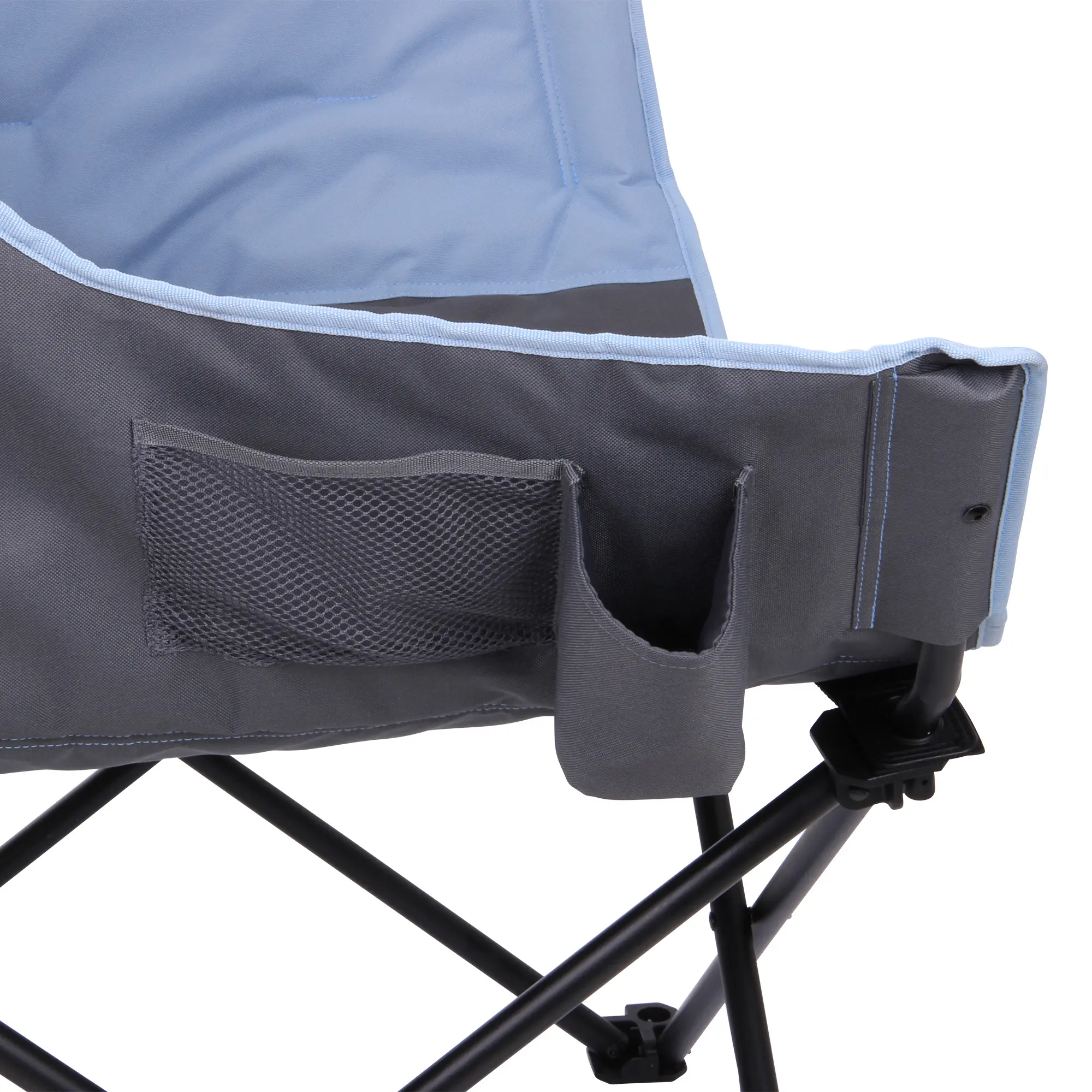 Nahaufnahme eines faltbaren Campingsessels aus grau-blauem Stoff, mit einer Netztasche auf der Seite und einem Becherhalter an der Ecke, vor einem weißen Hintergrund.