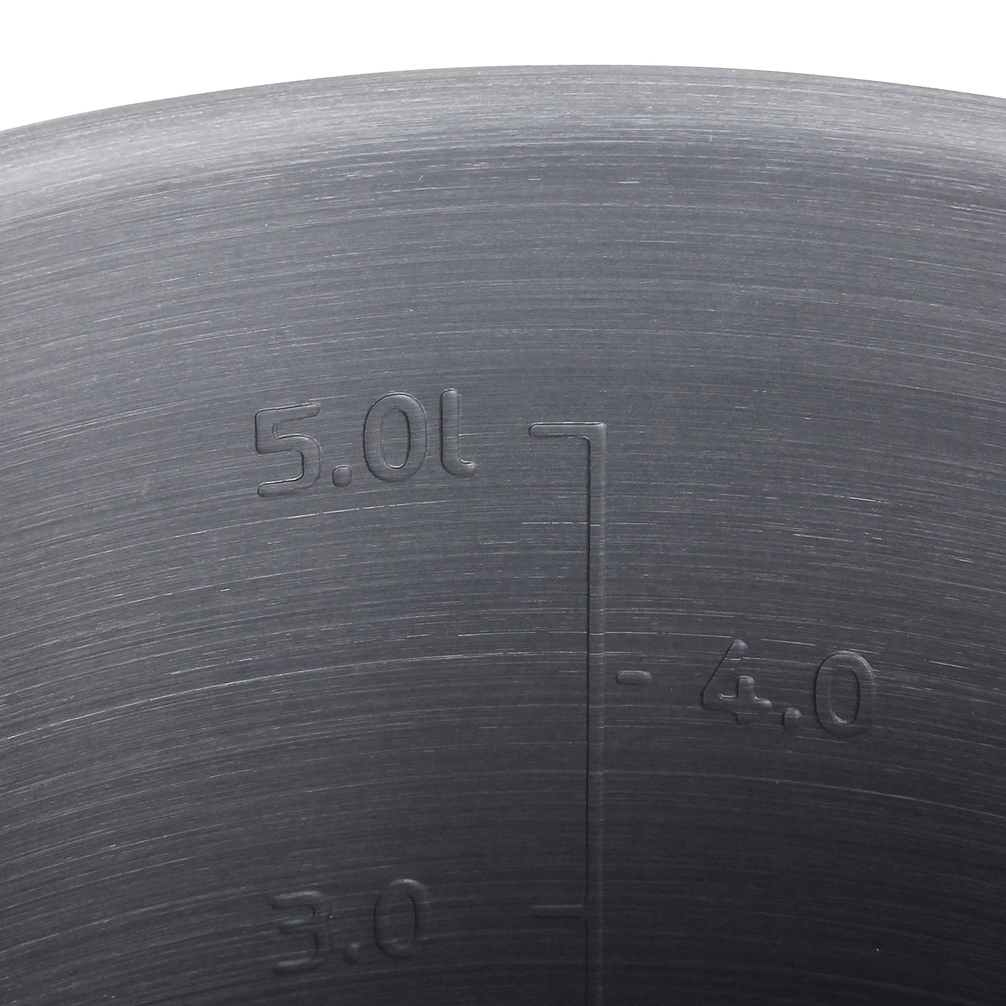 Nahaufnahme eines Metalltopfes mit eingravierten Markierungen für 3,0 Liter, 4,0 Liter und 5,0 Liter, wobei die Oberkante des Topfes sichtbar ist.
