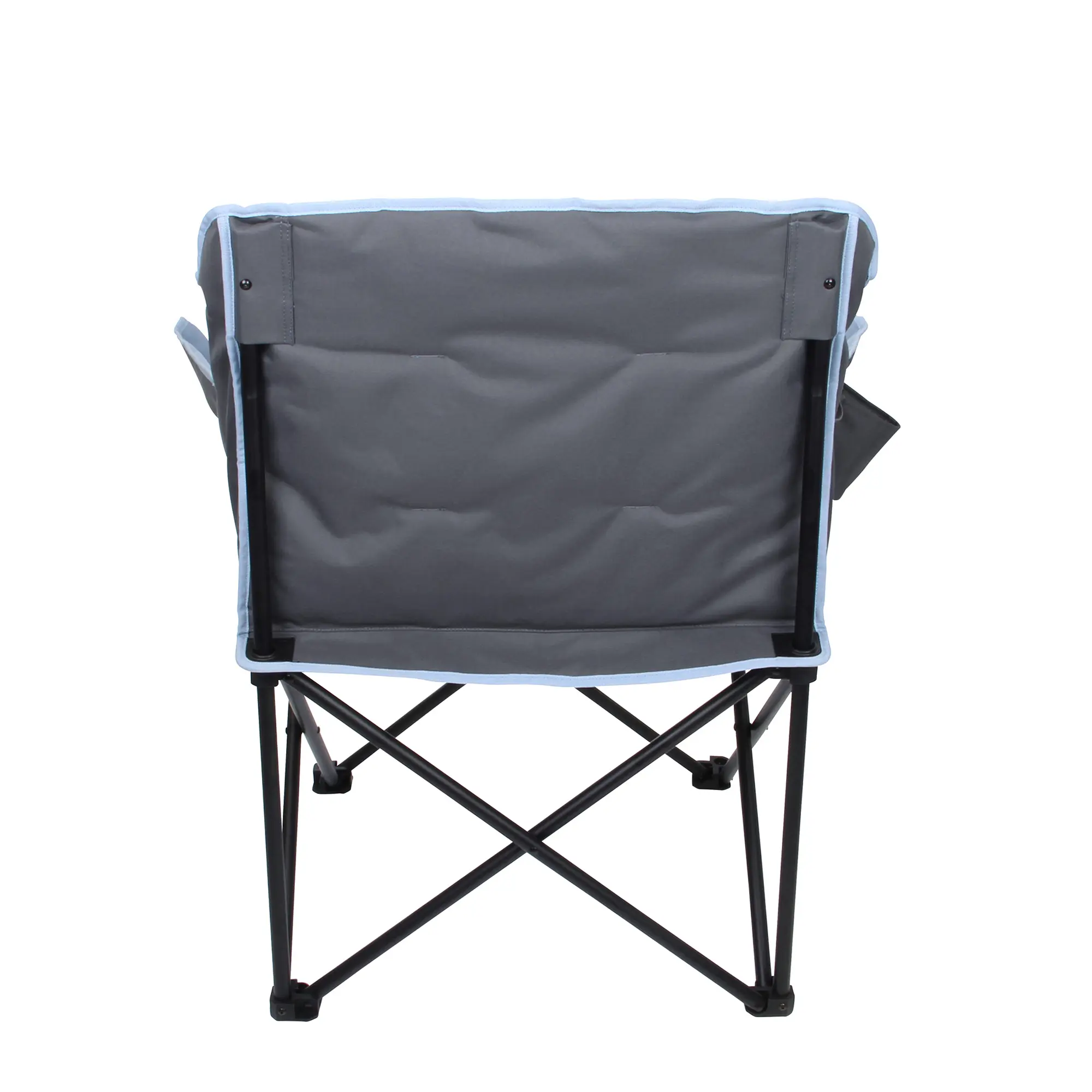 Ein zusammenklappbarer Campingstuhl mit grauer Sitzfläche und schwarzem Gestell, auf weißem Hintergrund.