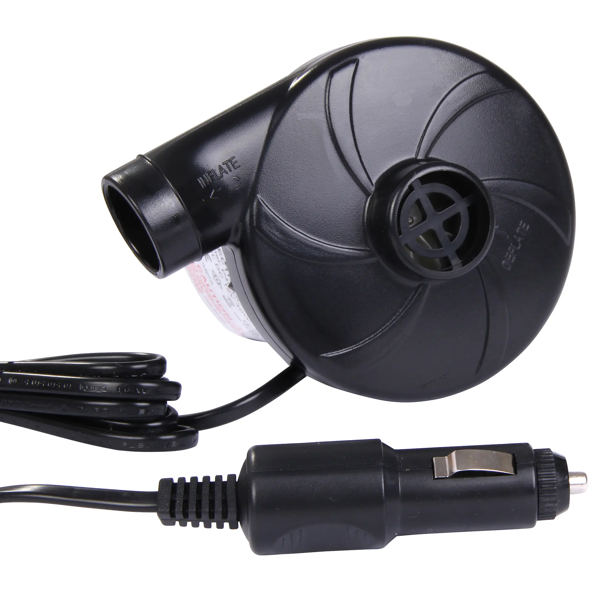 Une pompe électrique noire est équipée d’un embout pour gonfler, d’un cordon d’alimentation et d’un adaptateur pour prise allume-cigare, indiquant son usage pour les matelas pneumatiques ou autres objets gonflables dans une voiture.