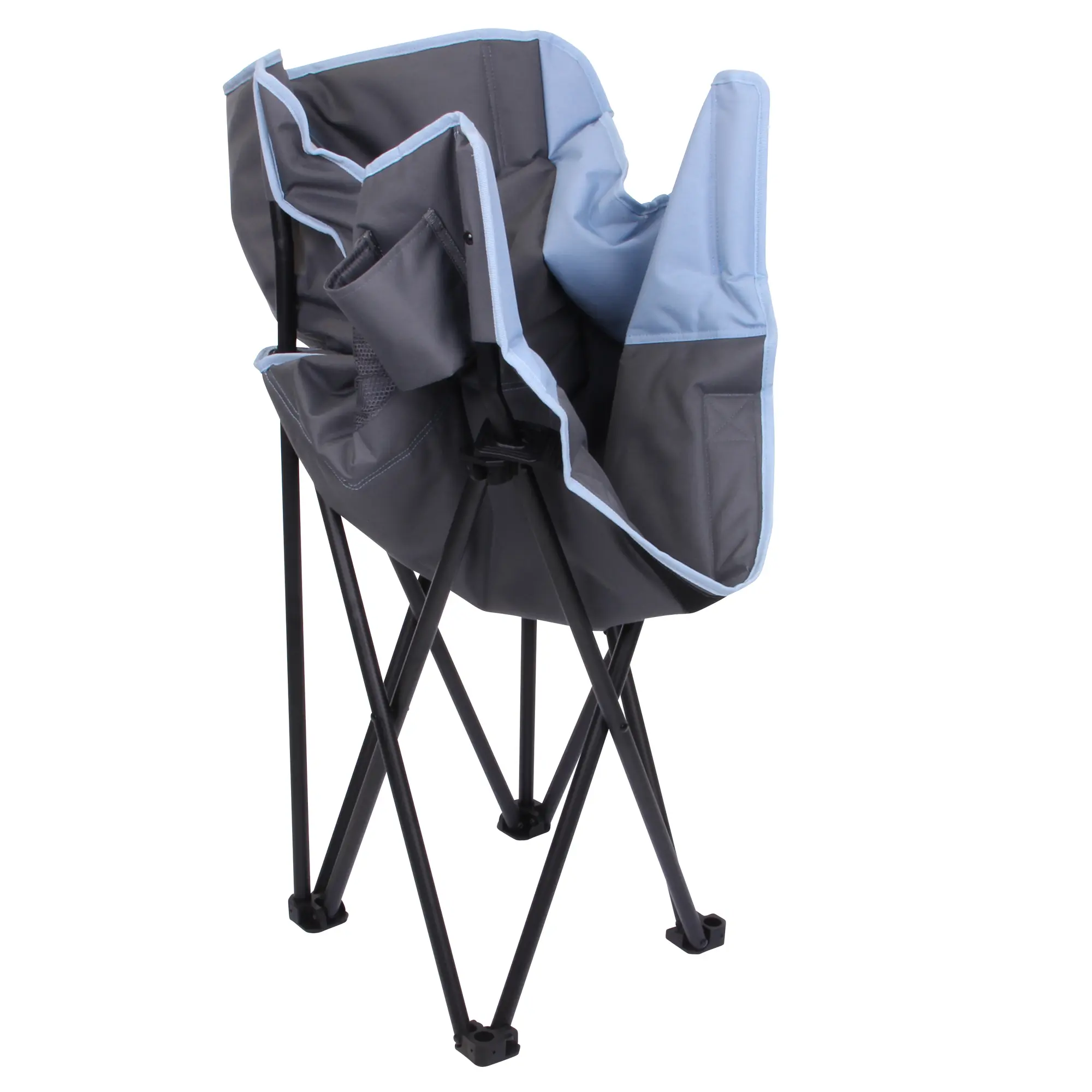 Ein faltbarer Campingstuhl mit schwarzem Gestell und einer Sitzfläche in Grau und Blau, der zusammengeklappt steht und zum einfachen Transport und Verstauen geeignet ist.