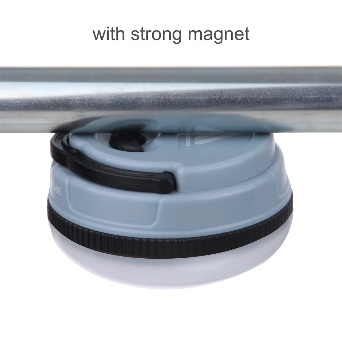 Ein batteriebetriebener Saugnapf mit starker Magnetkraft hält ein Metallrohr auf einer weißen Fläche, während der Text „with strong magnet“ über dem Bild steht.