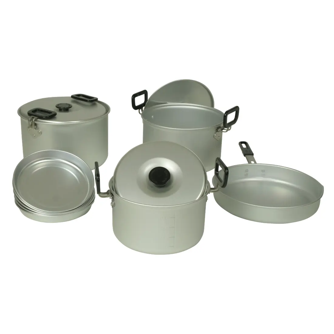 Ein Satz aus fünf eleganten, silberfarbenen Camping- oder Outdoor-Kochtöpfen und Pfannen aus Aluminium mit schwarzen Griffen, Dosenverschlüssen und einem Messbecher, ideal für tragbares Kochen.