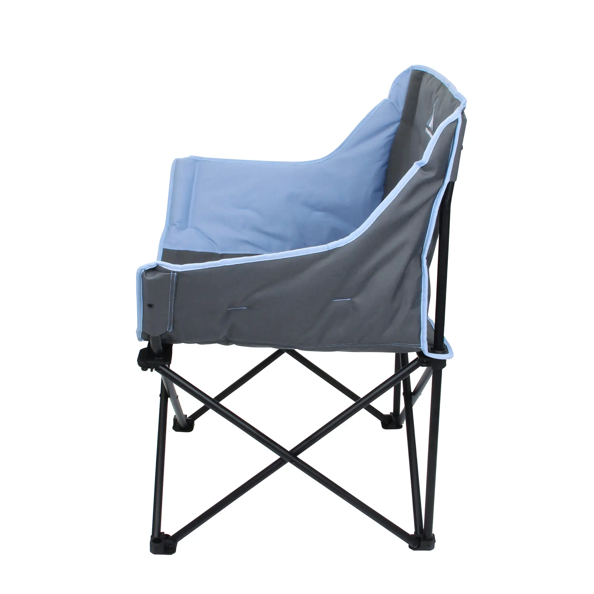 Ein faltbarer Campingkocher mit schwarzem Gestell, blauer Sitzfläche und Rückenlehne, ideal für Outdoor-Aktivitäten.