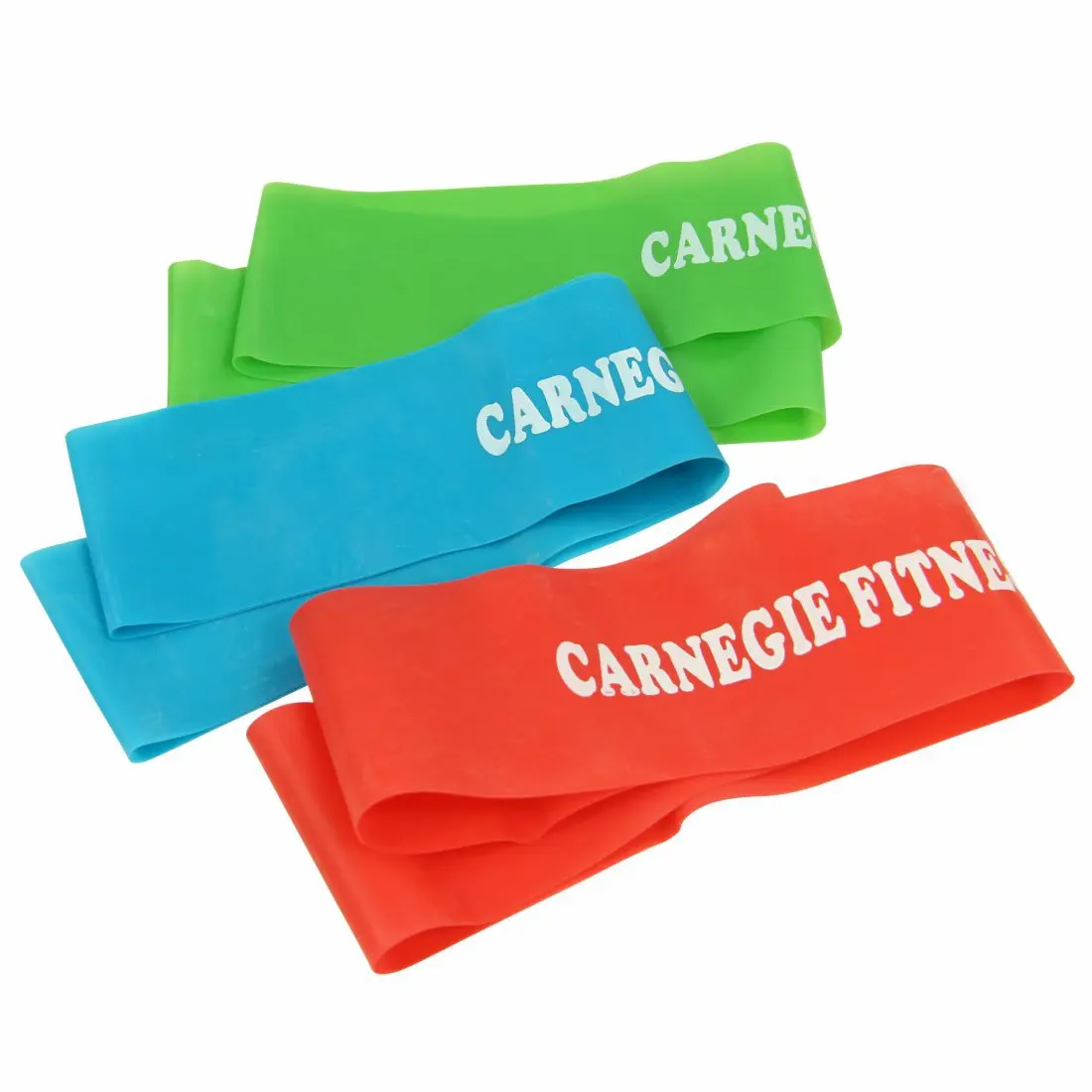 Carnegie 3x Trainingsband Latex Fitness-Band Expander Widerstand Übungs-Loop 52x5 cm, Expander-Tube Drei elastische Widerstandsbänder in grün, blau und rot liegen übereinander, die schwarzen Schriftzüge "CARNE" und "CARNE GIE FIT" tragen.