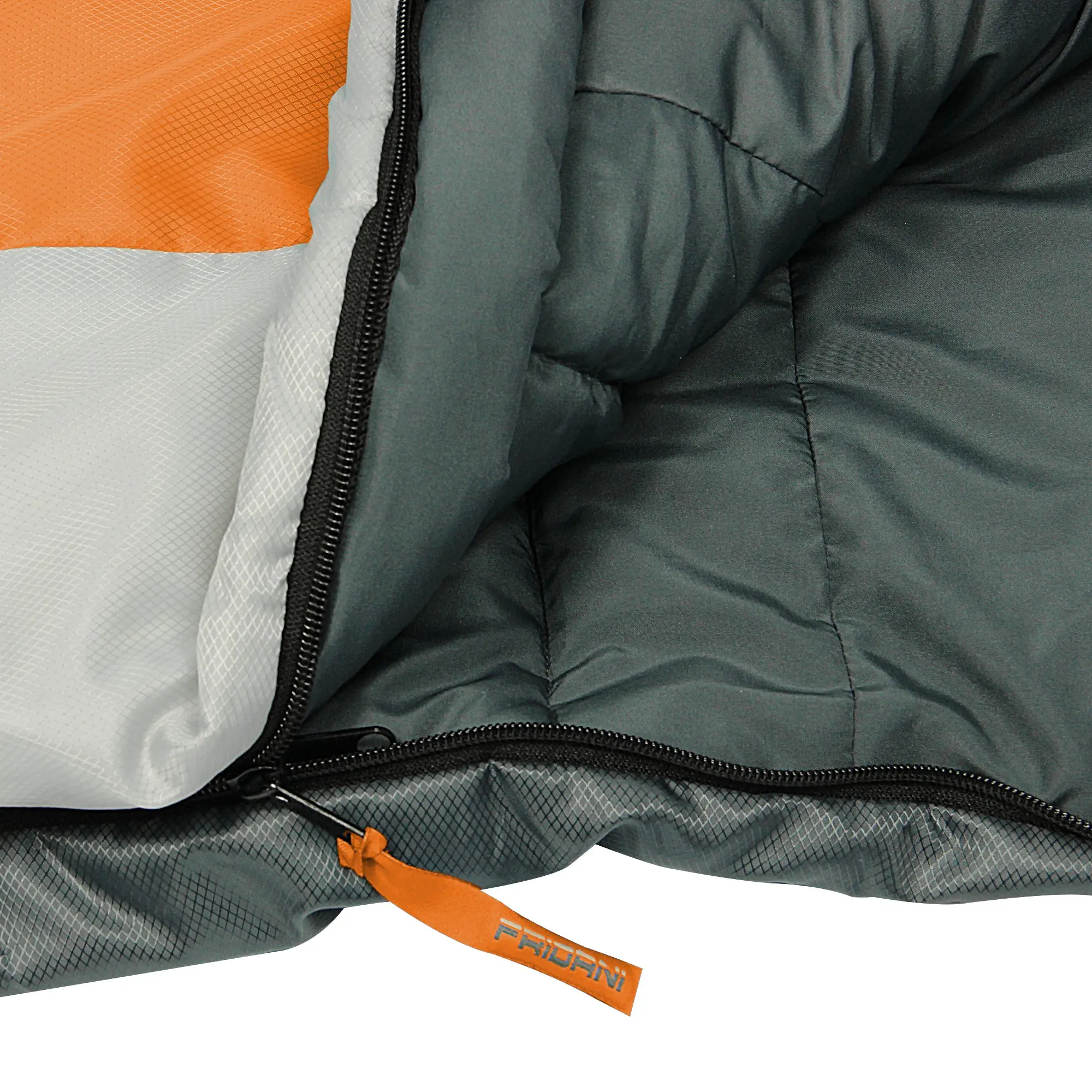 Nahaufnahme eines Schlafsacks mit grauer und orangefarbener Innenseite sowie einem Reißverschluss mit einem orangefarbenen Zugband, das mit "PRIDANN" beschriftet ist.