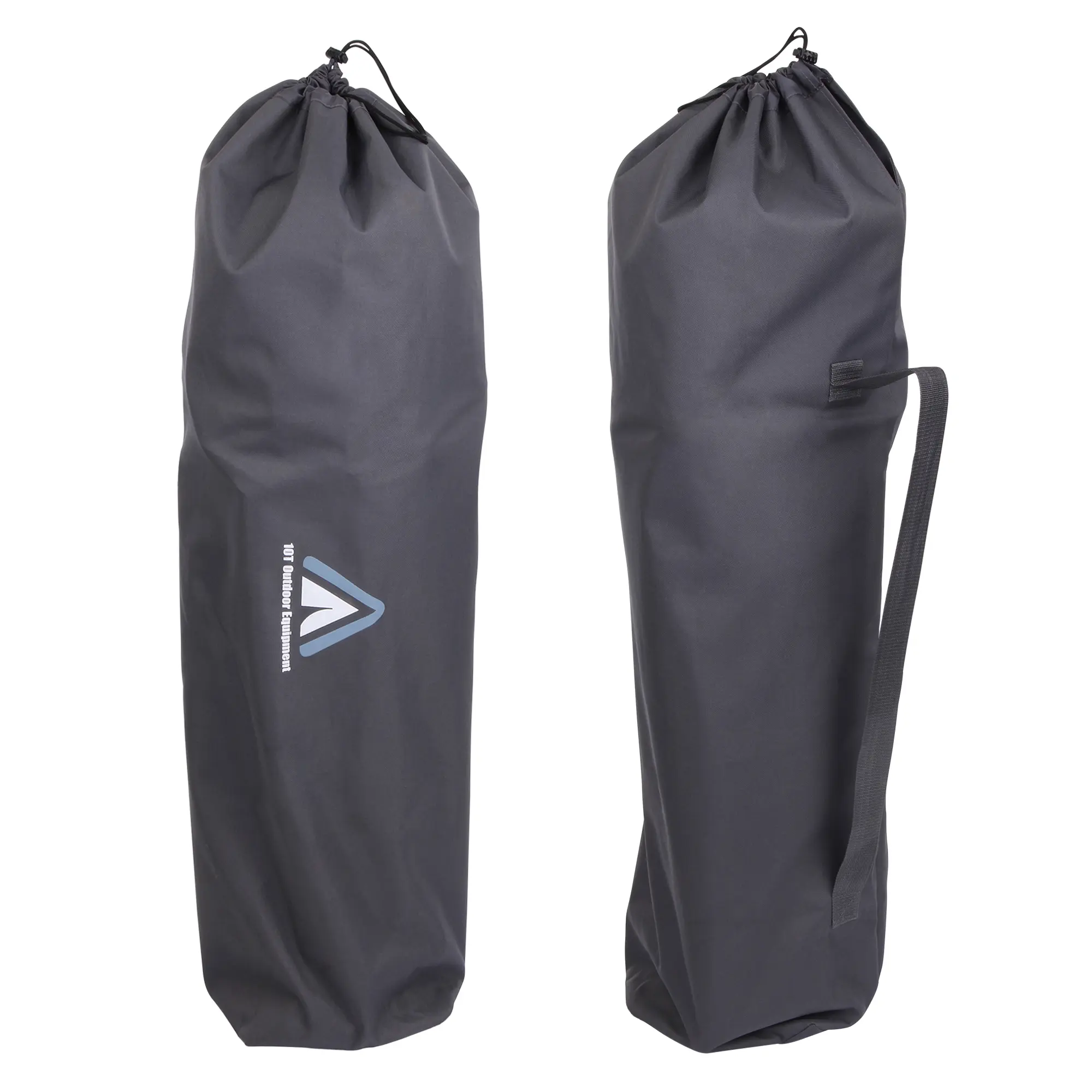 Zwei schwarze Tragetaschen aus wasserabweisendem Material stehen nebeneinander, eine trägt ein Logo mit einem blauen Pfeil und dem Text „101 Outdoor Entertainment“.