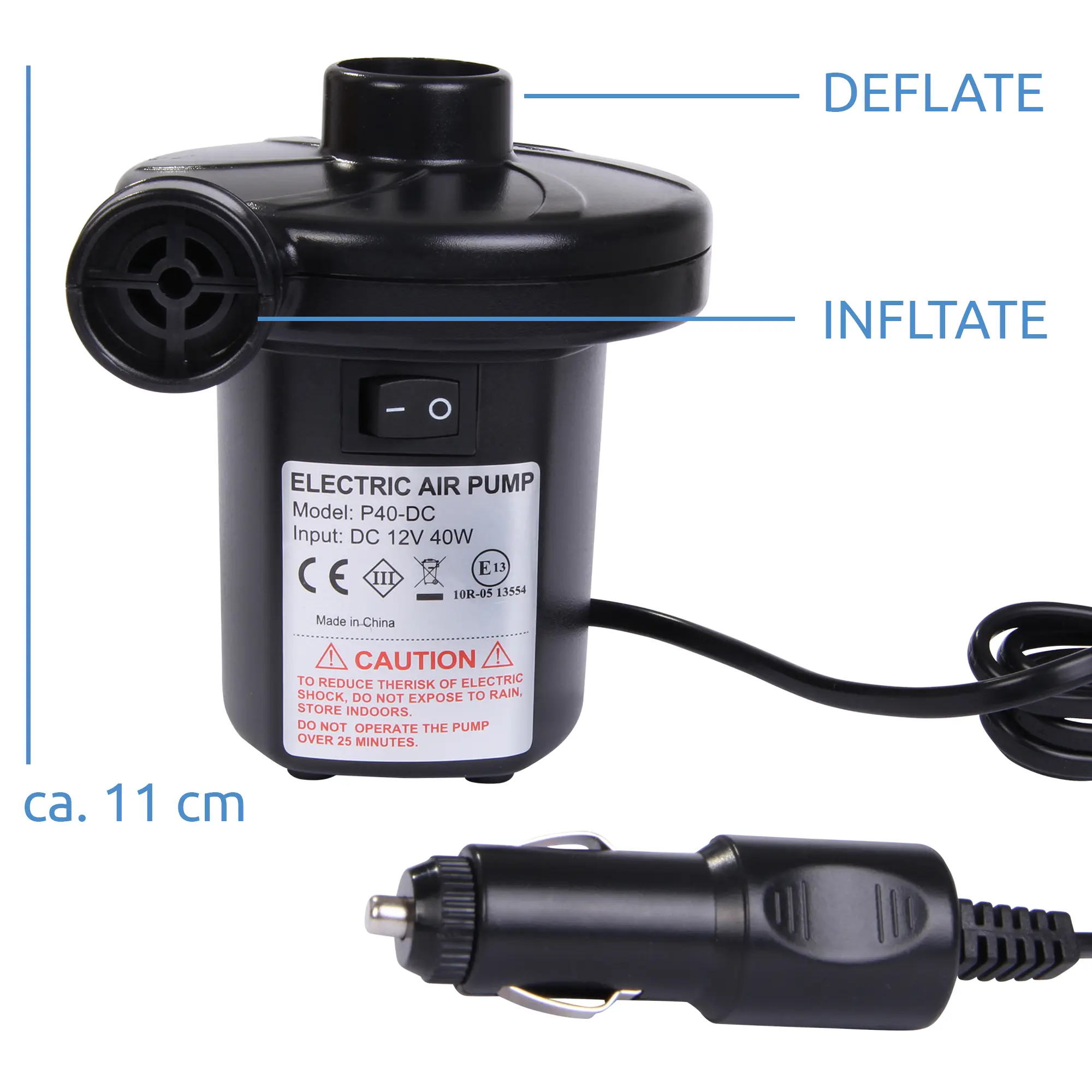 Une pompe à air électrique noire avec deux ports, un pour gonfler et un pour dégonfler, un interrupteur marche/arrêt, une étiquette de modèle P40-DC alimentée en 12V 40W, et un adaptateur pour allume-cigare, mesurant environ 11 cm de hauteur.