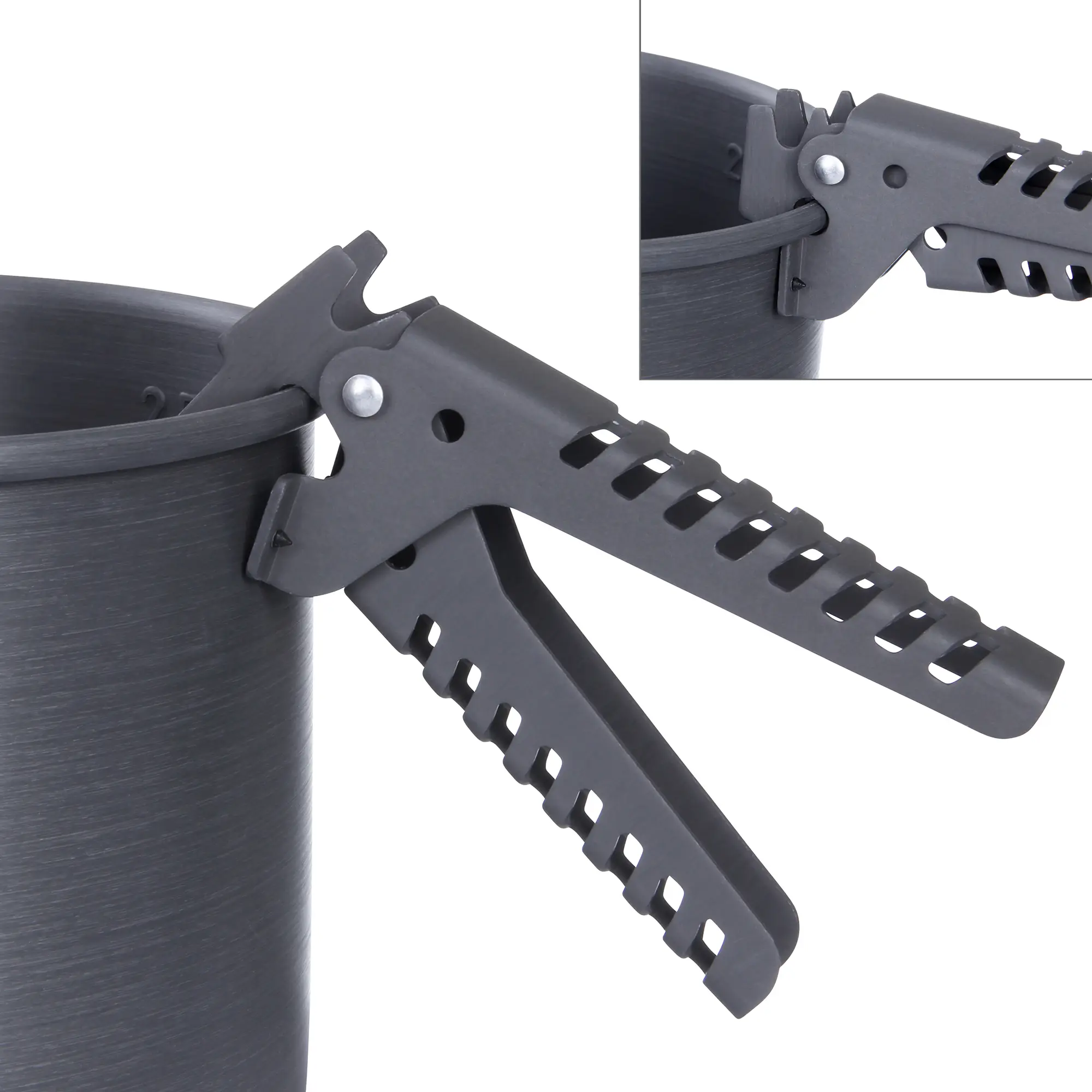 Ein grauer Topfhandschuh-Halter in Form einer Hand, der an einem schwarzen Topf befestigt ist, wobei die "Finger" des Halters den Topf greifen.