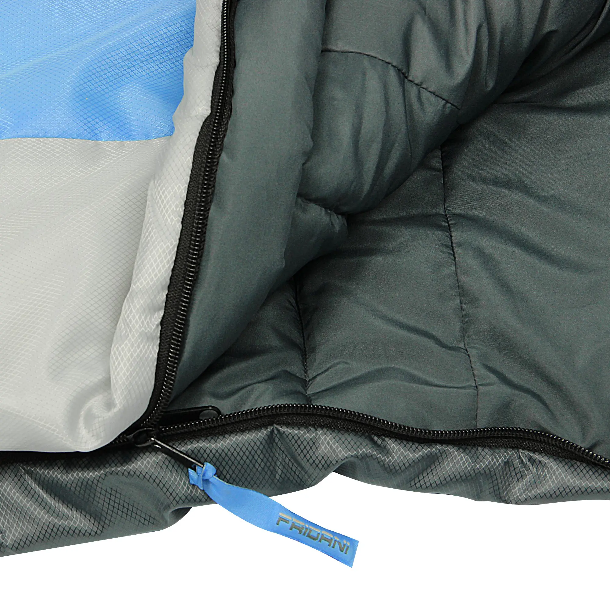 Eine Nahaufnahme eines Schlafsacks mit einem schwarz-blauen Reißverschluss und einer blauen Schlaufe mit der Aufschrift "FRIDANI", gezeigt sind graue und blaue Stoffsegmente mit einer weichen, gesteppten Innenseite.
