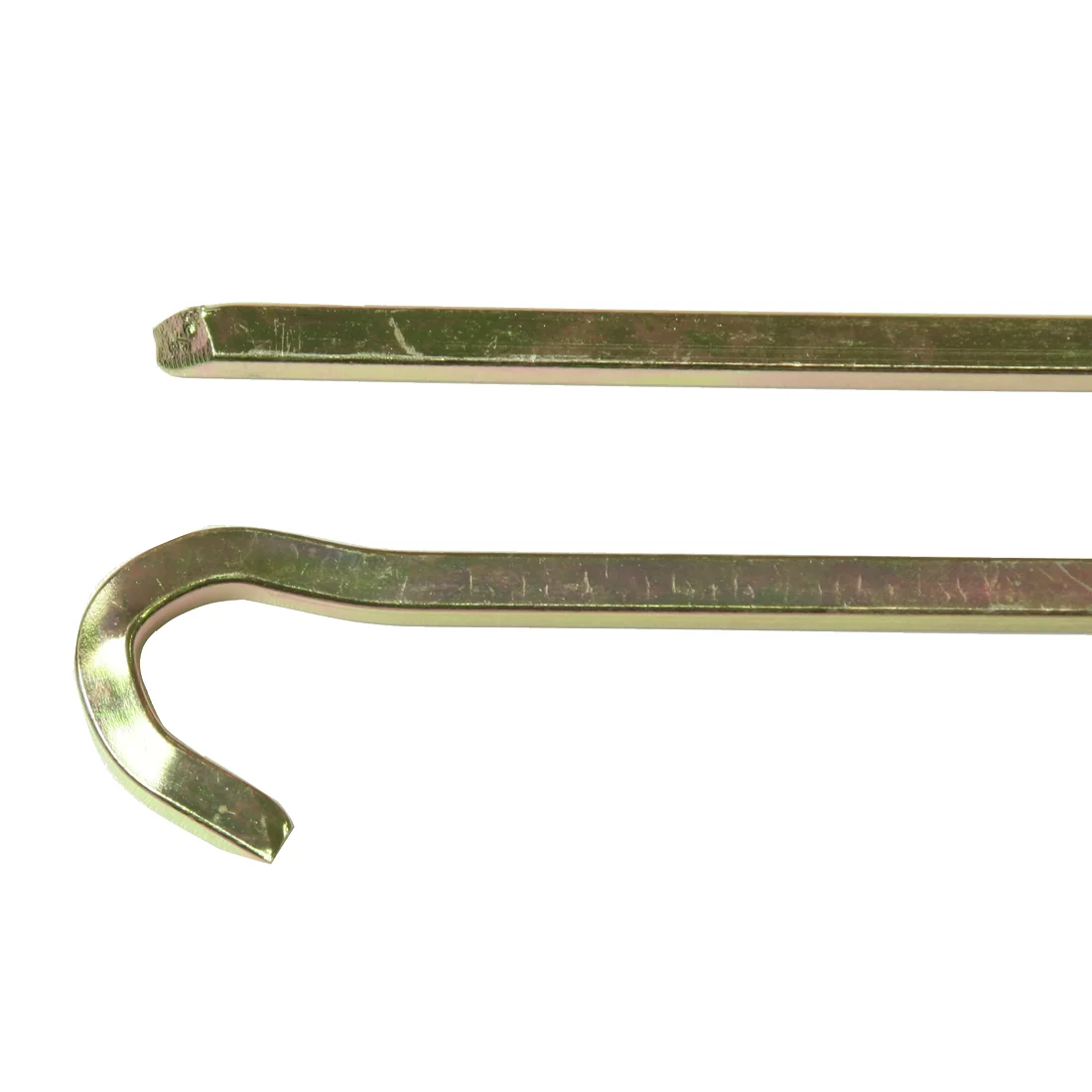 Ein Bild zeigt zwei Metallwerkzeuge, die einen Schlitzschraubenzieher und einen Haken, gegen den weißen Hintergrund. Der Schraubenzieher hat eine flache Spitze, der Haken ist gebogen, beide sind aus goldfarbenem Metall gefertigt.