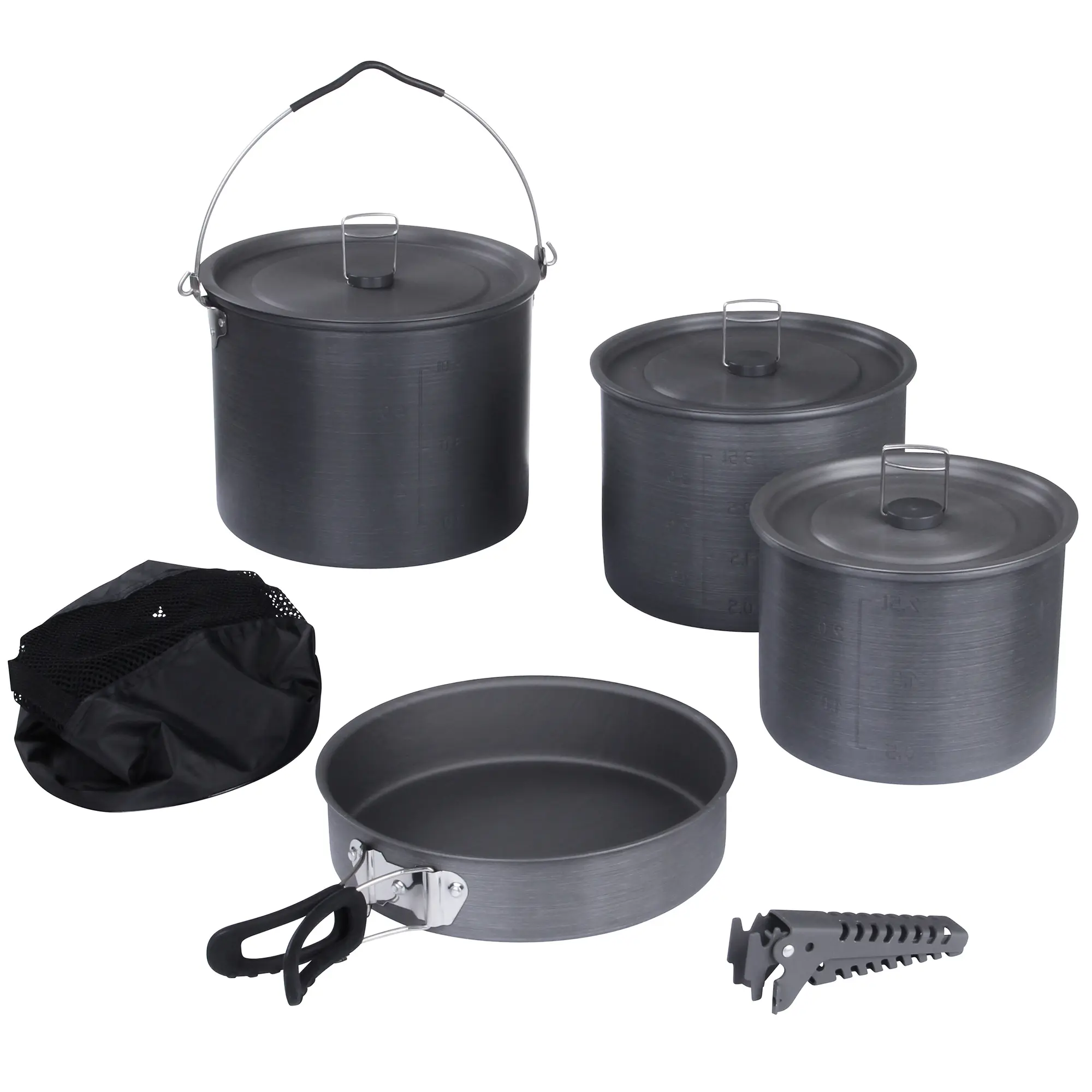 Das Bild zeigt eine zusammenlegbare Campingkochset mit drei Töpfen mit Deckeln, einer faltbaren Pfanne, einem kleinen Packbeutel, einem Campinghaken und einem kleinen Brennstoffzubehör in Grau, alles für das Kochen beim Outdoor-Abenteuer.