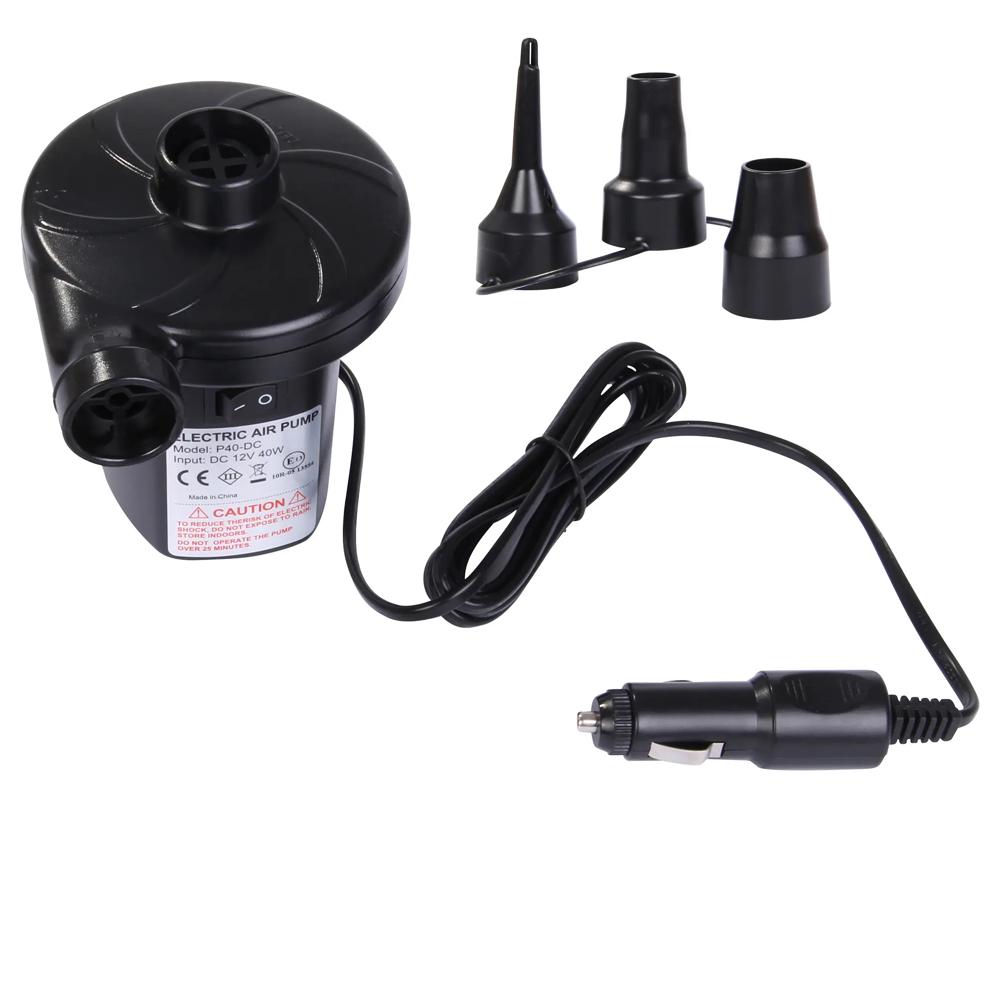 Blueborn Elektro Luftpumpe P40 elektrische 12V Pumpe 40W Kompressor 3 Luftdüsen 240 L/min 0,48 PSI Eine schwarze elektrische Luftpumpe mit einem Stromkabel und einem 12V-Autoanschluss ist abgebildet, zusammen mit drei austauschbaren Düsenaufsätzen, die auf einer Verbindungsschiene montiert sind.