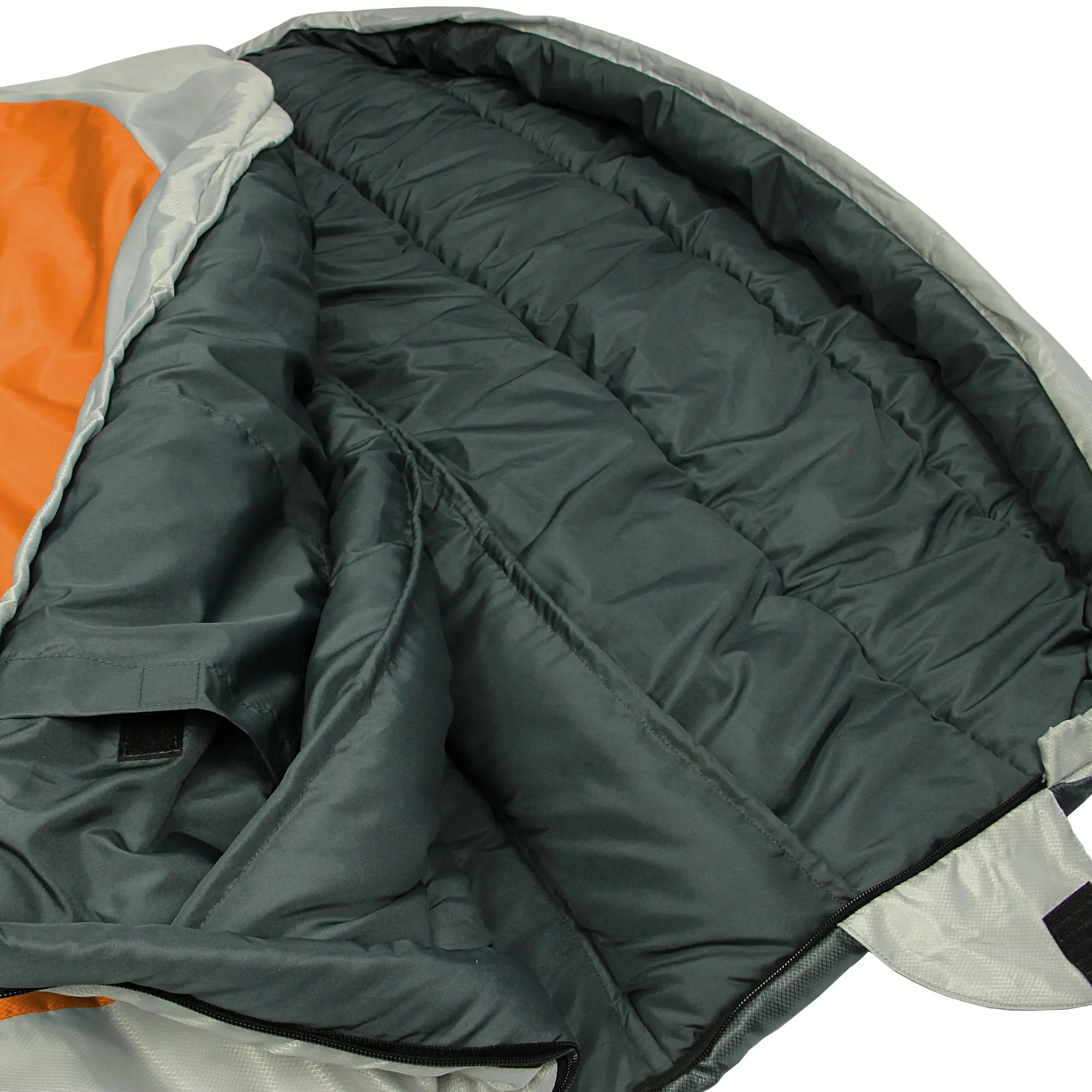 Das Bild zeigt einen teilweise geöffneten Schlafsack mit grauer Innenseite und orange-grauer Außenfläche, welcher auf einer flachen Oberfläche liegt, sodass die gesteppten Daunen sichtbar sind.