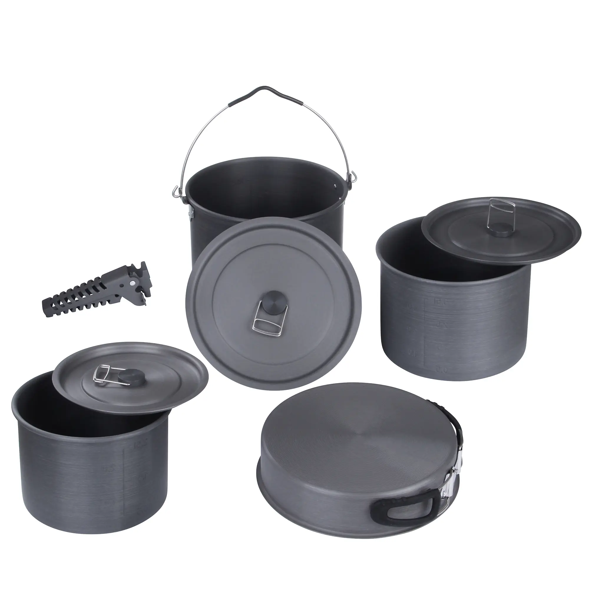 Ein Set aus schwarzen und grauen Campingkochtöpfen, dazu ein abnehmbarer Deckel, ein Griff, ein Siebeinsatz und eine Tragetasche, alles aus leichtem Material, ideal für Outdoor-Aktivitäten.